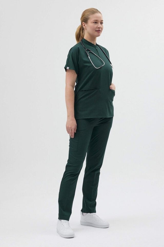 Likralı Zümrüt Yeşili Fermuar Detaylı Cerrahi Forma