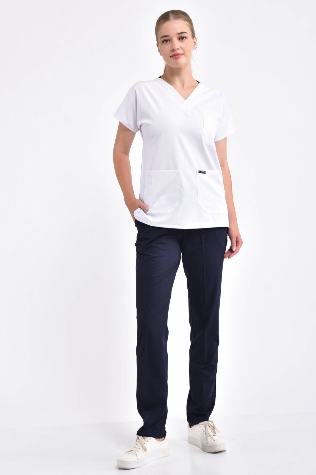 Likralı Beyaz Üst Koyu Lacivert Alt Kombin