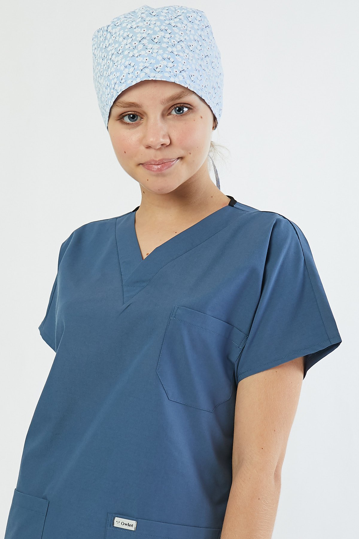 Beyaz Çiçekler Desenli Cerrahi Tesettür Bone