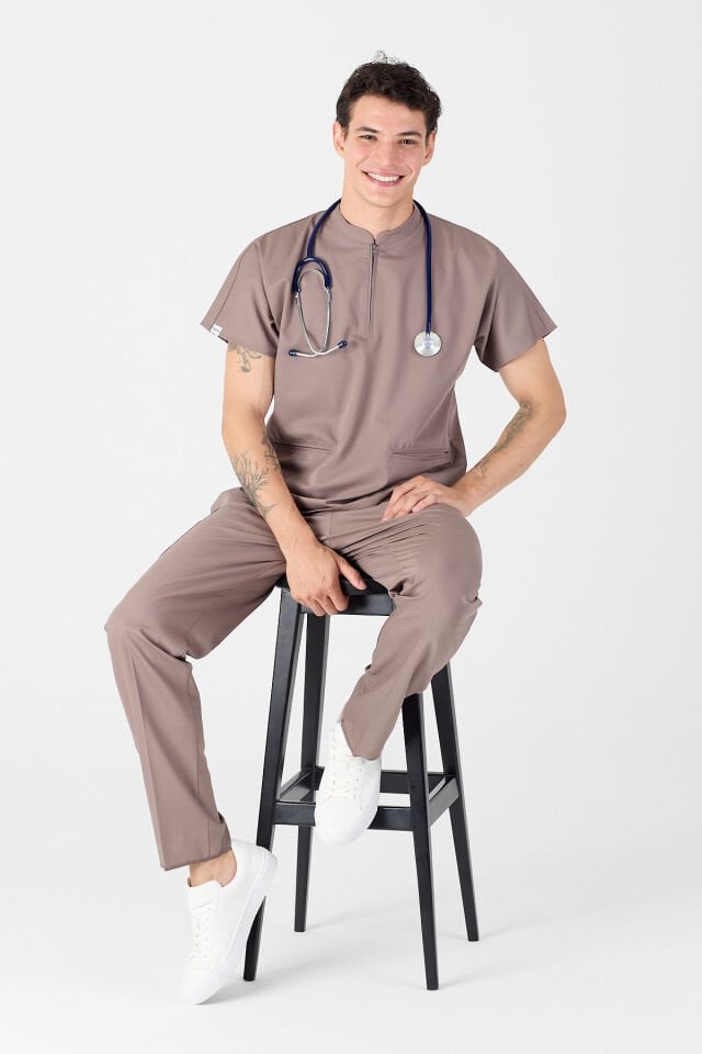 Likralı Koyu Vizon Hakim Yaka Scrubs - Owlet Medikal