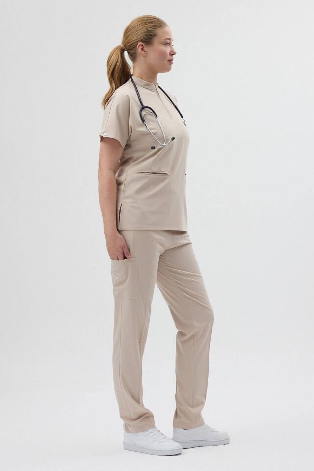 Likralı Taş Rengi Fermuar Detaylı Scrubs